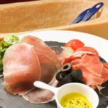 ハモンセラーノと国産生ハムの盛り合わせ（鉄板料理と果実酒 くれいじーグリル 福岡天神店）