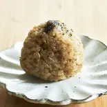 玄米ごま塩にぎり（おにぎりやさん）