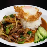 【ビーフ】ガパオライス(目玉焼き付き)(写真はイメージです)（エカマイ屋台）