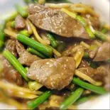 ニンニクの芽とレバの炒め（中華食府金悦）