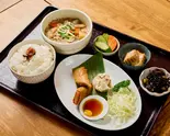 大人気！シュウマイ・春巻盛り合わせと具だくさんの豚汁弁当（パーラー躙口）