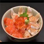 楽しみと感動「サーモン二味丼」（寿司屋の海鮮丼 サーモンの翔 本八幡店 Powered by 京樽）