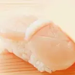 ホタテ(1貫)（流れ鮨三代目おとわ三国店）