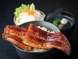 【人気No.1コスパ最強‼】名物「はみ出し」うな丼(タレ・お新香付)（うなぎ仙見）