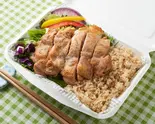 皮なし鶏もも肉ステーキ200gと玄米セット（チキンと野菜と玄米。 神田淡路町店）