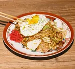 オリジナルソース焼きそば目玉焼きのせ Original Fried Noodles with Sunny Side Up Egg(LAFF BAR & KITCHEN)