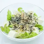 島豆腐サラダ（沖縄料理 やんばる 新宿総本店）