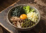 高菜塩豚卵黄丼(表参道生春巻倶楽部)