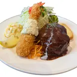 ハンバーグと特大エビフライプレート【150g】（【menu限定価格商品あり】カリーWEST百名店2020 いずみバーグ 御幣島店）