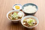 もつ煮込 2色弁当(みそ味とカレー味)半熟玉子付（もつ煮定食よし川 新宿フロントタワー店）