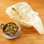 チキンカレーとナン - Chicken Curry and Naan (Nepali Curry)（ニュー マリカ）