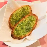 自家製バゲットのガーリックトースト(2カット) Homemade Baguette Garlic Toast (2 Slices)（ふれんち食堂UMEYA）