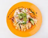 薬味8種のせ海南チキンライス(揚げ) Malaysian Chicken Rice with 8 Spices (Fried)（マレーシア屋台料理 ちりばり 五反田本店）