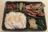 とりとんハーフ弁当(和牛焼肉 牛園)