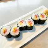 とろたく巻1人前(3本)*写真は一本です。（鮨處八千代 飯田橋店）