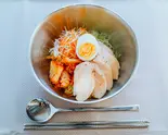 鶏むねチャーシュービビン麺 Chicken Bibim Noodles（東京冷麺スタンド 立川店）