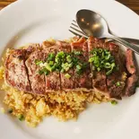 ガリチャ(牛ロースステーキとガーリック炒飯)（ロマンレコーズカフェ）