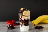 濃厚Wショコラバナナミルクアイスパフェ(300ml)	Double Chocolate Banana Milk Ice Parfait（パフェBar「YORUYORU」 南6条西）