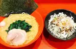 ラーメン + 赤家ライス（横浜家系ラーメン赤家 西早稲田店）