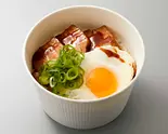 チャーシューエッグ丼 Roasted Pork Fillet ＆ Eggs Rice Bowl（餃子食堂マルケン 西宮北口店）
