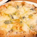 ナポリ風クワトロフォルマッジ（究極のハンバーグと釜焼きピザ trinity＆夙川桜庵）