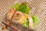 「神田B級グルメ！！名物！！」まるみ豚肉巻きおむすび弁当 単品より50円お得です！（「おむすび おにぎり」シイナノゴハン (肉巻きおむすび 豚汁 生姜焼き ハンバーグ)）