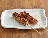 鶏もも串(2本) Chicken Thigh Skewer (2 skewers)（魚民 善行東口駅前店）