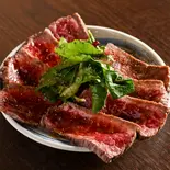 国産A5牛肉のたたき（酒と肴 めから鱗）