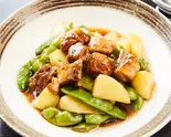 スペアリブ・じゃが芋・インゲン煮込み(排骨土豆炖豆角)（本格中華大龍城 西川口店）