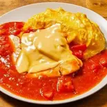 とろ~りチーズ&トマトソースのレアオムライス Rare Omelette Rice with Melted Cheese & Tomato Sauce(RajaVetta 池尻店)