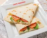 Piadina Caprese ピアディーナ カプレーゼ（CAFFE PASCUCCI 三宮店）