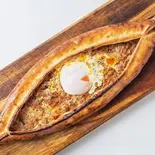 挽肉と卵のピザ Kiymali Yumurtali Pide（ハッピーケバブ東川口店）