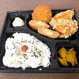 チーズメンチとからあげ弁当(からあげ金と銀 横浜橋店)