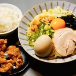 うれしい煮卵のせ油そば カラアゲ3個ごはん150gセット(【超美味でも980円】まぜぬなら まぜてみせよう まぜ麺屋 堺店)
