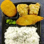 白からコロ弁当（秘伝のからあげ チキ族）