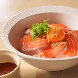 ロコモコ風サーモンユッケ丼（鳥たたき丼専門店 鳥姫）