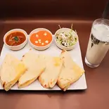 Cheese naan curry set(チーズナン・カレーセット)（サフロン ミドルイースタンカフェ＆クイジーン）