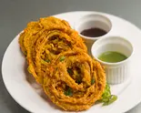 スライスオニオンのかき揚げ(2こ入り) Onion Bhajjia 2pcs（インド料理マハラジャ ボンベイカフェ晴海店）