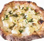 越路屋絹豆腐・醤油麹九条ネギのピッツァPizza with tofu, and soy sauce koji（Pizzeria Regista）