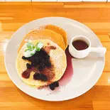 ブルーベリーソースのパンケーキ（ALOHA ANGEL CAFE）
