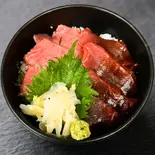 マグロ2色丼 / Two-Tone Tuna Rice Bowl（【海鮮丼×焼肉弁当】よろず屋）