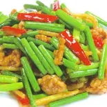 豚肉とにんにくの芽炒め(けいぐん飯店)