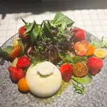 ブラータチーズ苺と生ハムのサラダ仕立て（Private Diner SAKAI）