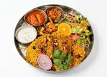 チキンビリヤニ(チキンカレー、ライタ、スリランカのおかず、無農薬野菜のサラダ、チキンビリヤニ、フライドエッグ)（MEALS＆ROTTI by PAHANA）