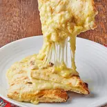 チーズ ナン  Cheese Naan（インド＆タイ・エスニック料理 ディップパレス 御徒町店 / Indian＆Thai, Ethnic Cuisine Dippalace Okachimachi）
