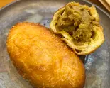 チキンカレーパン「鶏」（カレーパンの松風）