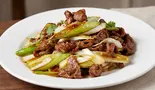 ラム肉とネギの炒め物（大東北）