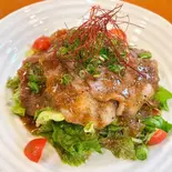 和牛コウネ炙りサラダ（【へべれ家自慢の唐揚げ＆お弁当】瀬戸内酒場 へべれ家）