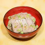 黒毛和牛のローストビーフ丼（辰龍 鮨処）
