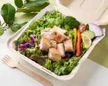 鶏むねグリルチキンと12品目野菜サラダ Grilled Chicken Breast Salad（ヘルシー＆グリル マドズ 神田淡路町店）